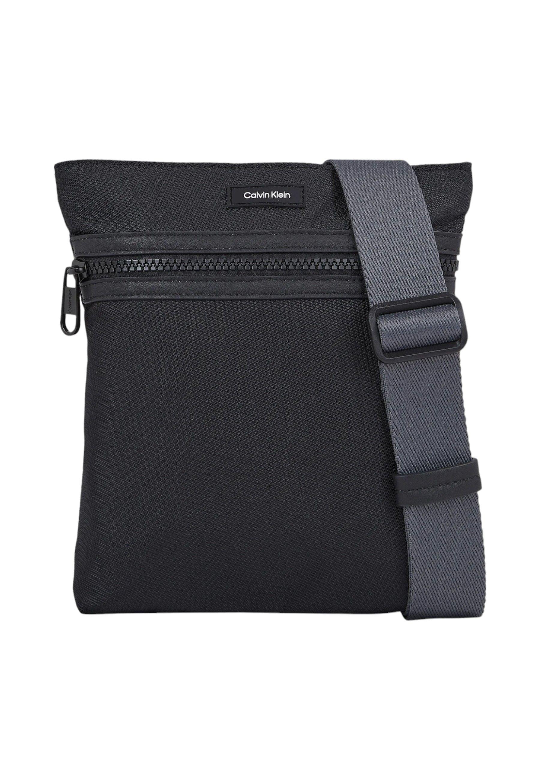 Scopri CALVIN KLEIN Essential FlatPack Borsa Tracolla Uomo Black