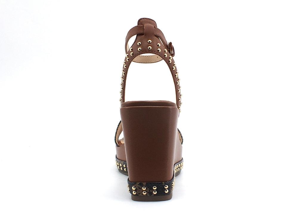 GUESS Sandalo Zeppa Loghi Borchie Cognac FL6N2OFAL04 - Sandrini Calzature e Abbigliamento