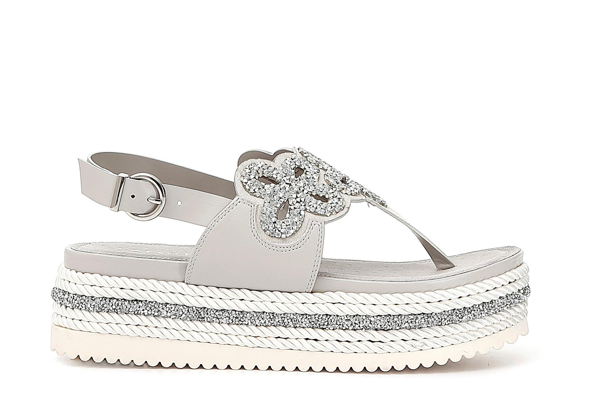 Scopri SANDALO INFRADITO DECORAZIONE FIORI STRASS al miglior