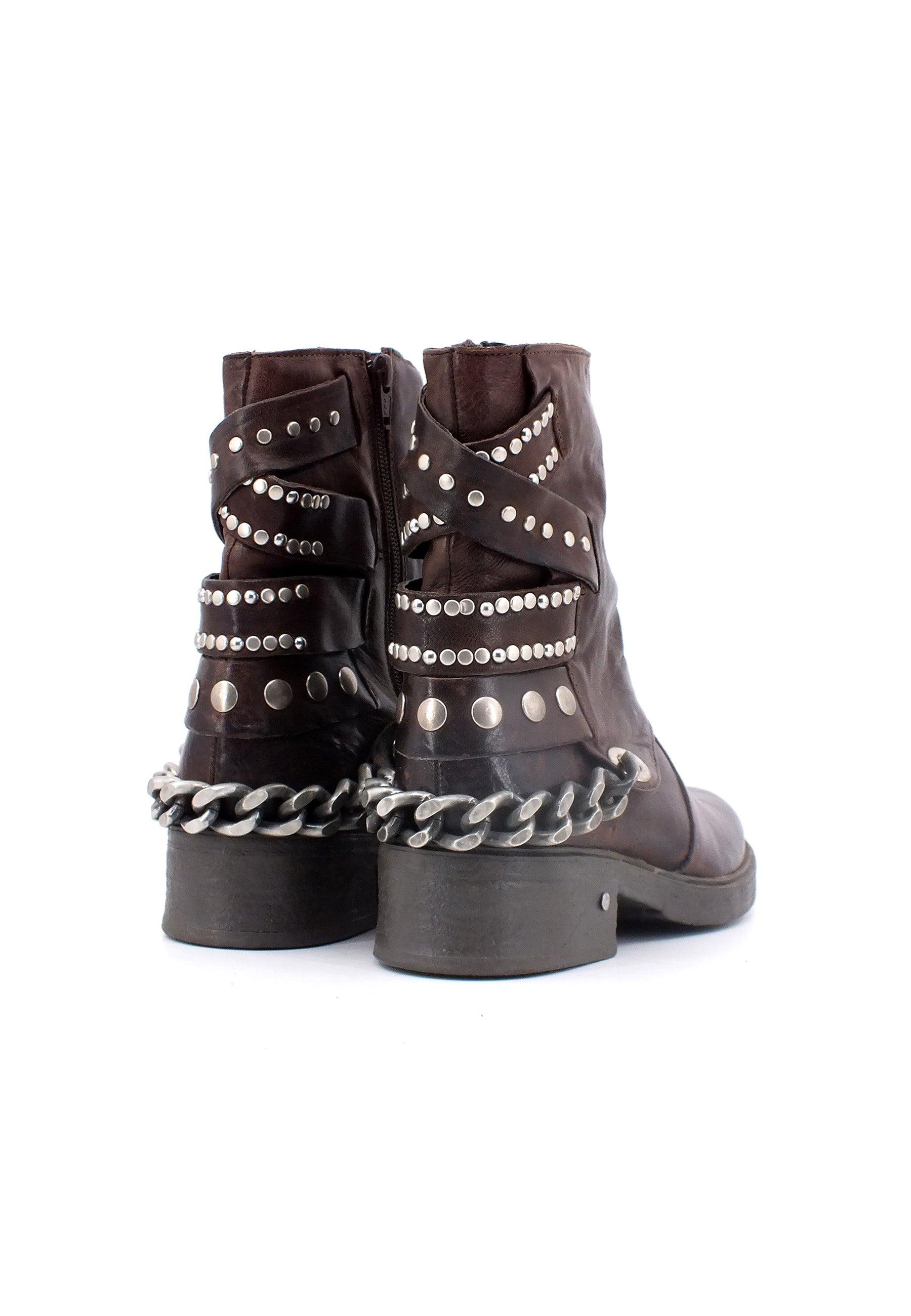 Scopri DIVINE FOLLIE Stivaletto Biker Borchie Donna Testa di Moro